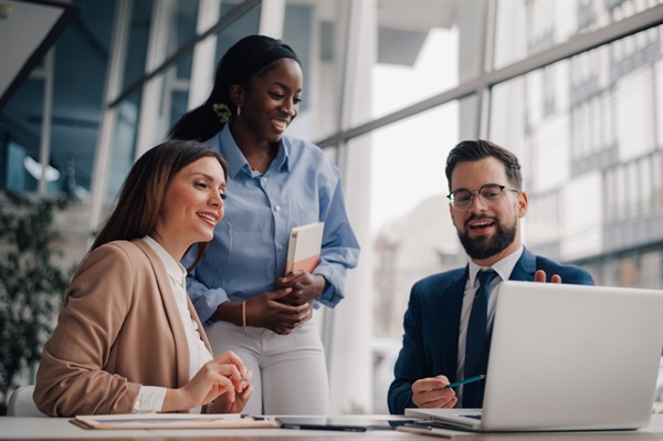 Incertitude économique : pourquoi les entreprises misent sur le management de transition